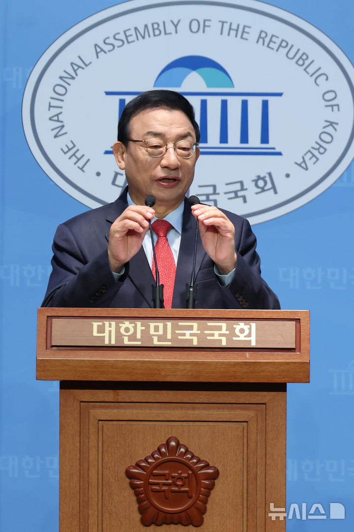 [서울=뉴시스] 고승민 기자 = 이정현 전 새누리당 대표가 8일 서울 여의도 국회 소통관에서 국민의힘 대선 후보 경선 출마 기자회견을 하고 있다. 2025.04.08. kkssmm99@newsis.com