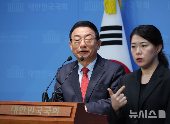[서울=뉴시스] 고승민 기자 = 이정현 전 새누리당 대표가 8일 서울 여의도 국회 소통관에서 국민의힘 대선 후보 경선 출마 기자회견을 하고 있다. 2025.04.08. kkssmm99@newsis.com