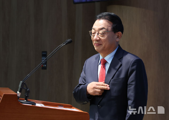 [서울=뉴시스] 고승민 기자 = 이정현 전 새누리당 대표가 지난 8일 서울 여의도 국회 소통관에서 국민의힘 대선 후보 경선 출마 기자회견을 하기 위해 단상에 오르고 있다. 2025.04.08. kkssmm99@newsis.com