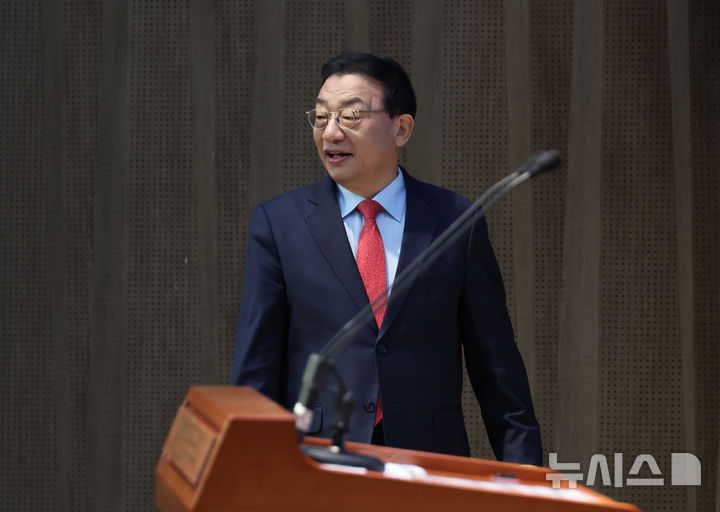 [서울=뉴시스] 고승민 기자 = 이정현 전 새누리당 대표가 8일 서울 여의도 국회 소통관에서 국민의힘 대선 후보 경선 출마 기자회견을 하기 위해 단상에 오르고 있다. 2025.04.08. kkssmm99@newsis.com