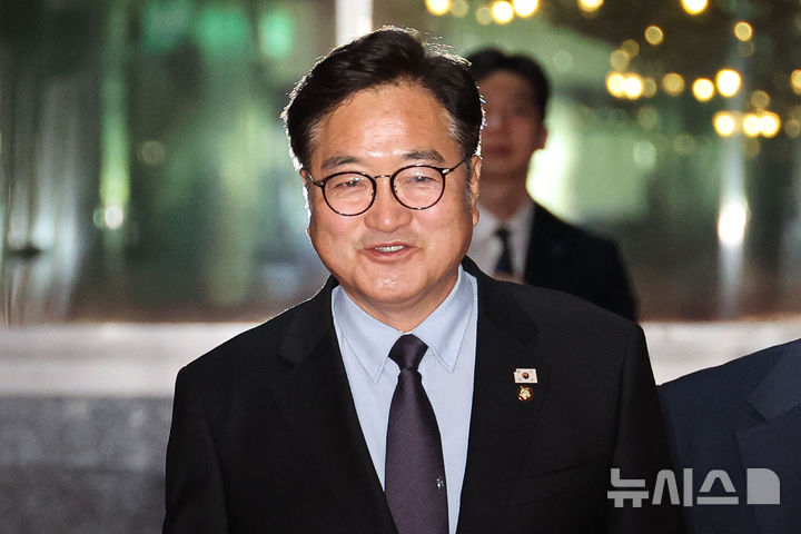 [서울=뉴시스] 권창회 기자 = 우원식 국회의장이 8일 오전 서울 여의도 국회로 출근하고 있다. 2025.04.08. kch0523@newsis.com