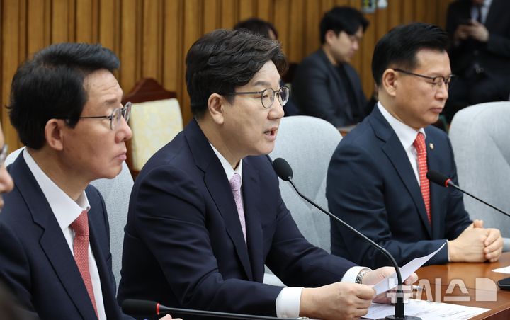 [서울=뉴시스] 조성봉 기자 = 권성동 국민의힘 원내대표가 8일 오전 서울 여의도 국회에서 열린 원내대책회의에서 발언을 하고 있다. 2025.04.08. suncho21@newsis.com