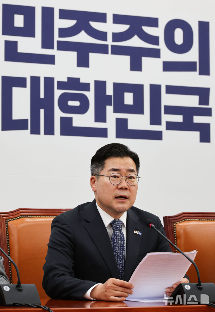 [서울=뉴시스] 권창회 기자 = 박찬대 더불어민주당 원내대표가 8일 오전 서울 여의도 국회에서 열린 원내대책회의에서 발언하고 있다. 2025.04.08. kch0523@newsis.com
