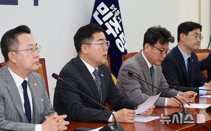 [서울=뉴시스] 권창회 기자 = 박찬대 더불어민주당 원내대표가 8일 오전 서울 여의도 국회에서 열린 원내대책회의에서 발언하고 있다. 2025.04.08. kch0523@newsis.com