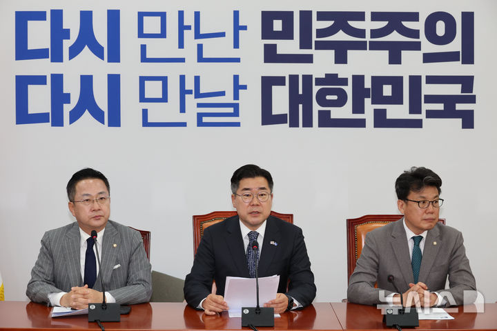 [서울=뉴시스] 권창회 기자 = 박찬대 더불어민주당 원내대표가 지난 8일 오전 서울 여의도 국회에서 열린 원내대책회의에서 발언하고 있다. 2025.04.08. kch0523@newsis.com