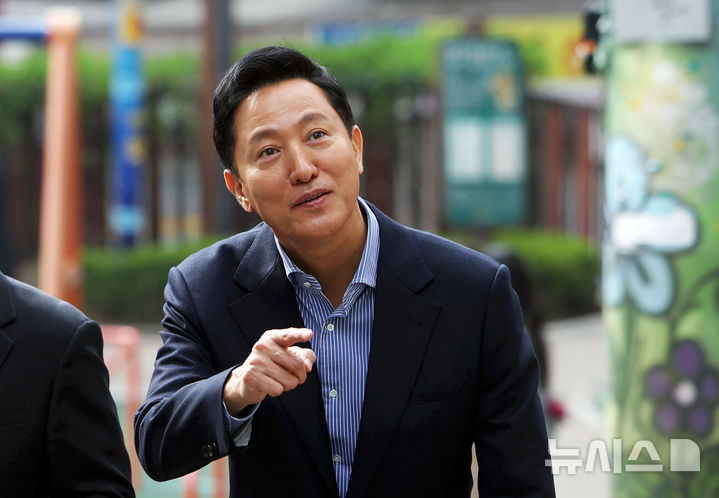 [서울=뉴시스] 홍효식 기자 = 오세훈 서울시장이 8일 오전 서울 금천구 독산로 한 공부방에서 열린 2025년 서울런 학생 초청 간담회에 참석하고 있다. 2025.04.08. yesphoto@newsis.com