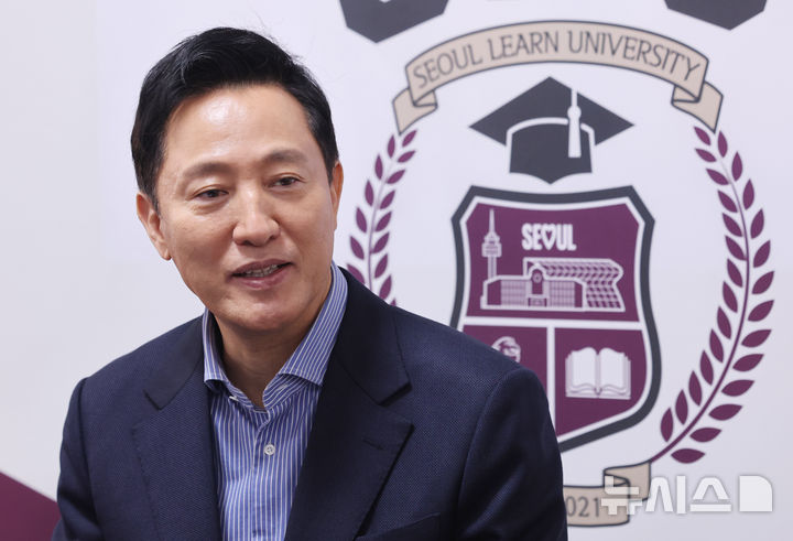 [서울=뉴시스] 홍효식 기자 = 오세훈 서울시장이 8일 오전 서울 금천구 독산로 한 공부방에서 열린 2025년 서울런 학생 초청 간담회에서 인사말을 하고 있다. (공동취재) 2025.04.08. photo@newsis.com