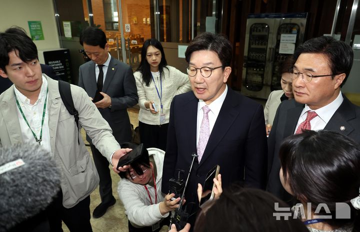 [서울=뉴시스] 조성봉 기자= 권성동 국민의힘 원내대표가 8일 오전 서울 여의도 국회 도서관에서 '한덕수 대통령 권한대행의  마은혁 헌법재판소 재판관 후보자 임명’ 관련 취재진의 질문에 답변하고 있다.  2025.04.08 suncho21@newsis.com