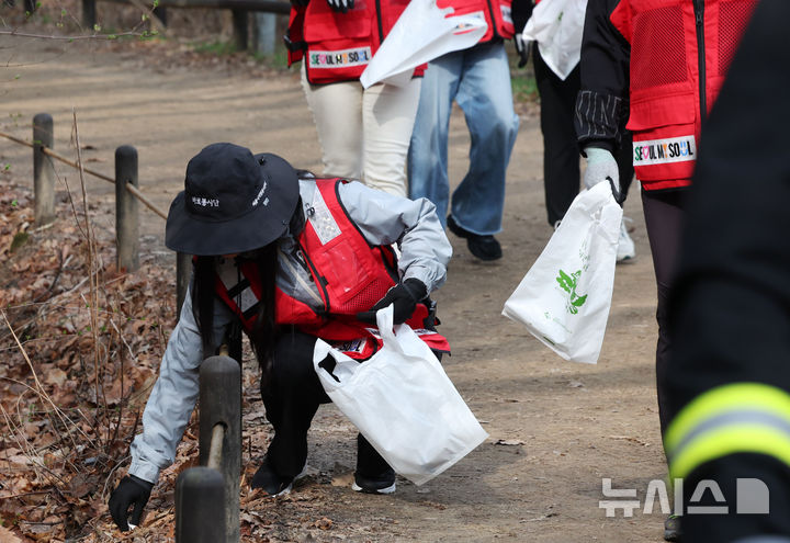 [서울=뉴시스] 김명년 기자 = 염영남 뉴시스 대표이사와 임직원들로 구성된 자원봉사단이 서울시자원봉사센터와 함께 8일 오전 서울 은평구 북한산국립공원에서 줍깅(플로깅) 봉사활동을 진행하고 있다. 2025.04.08. kmn@newsis.com