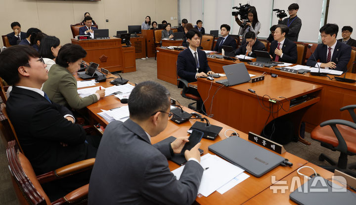 [서울=뉴시스] 권창회 기자 = 8일 오전 서울 여의도 국회에서 열린 연금개혁특별위원회 전체회의가 열리고 있다. 2025.04.08. kch0523@newsis.com