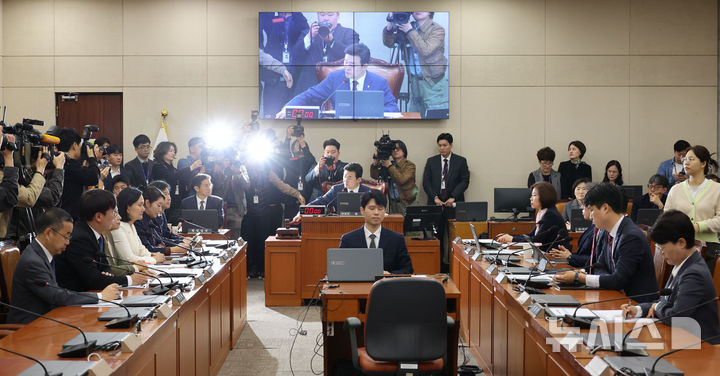 [서울=뉴시스] 권창회 기자 = 8일 오전 서울 여의도 국회에서 열린 연금개혁특별위원회 전체회의에서 윤영석 위원장이 의사봉을 두드리고 있다. 2025.04.08. kch0523@newsis.com