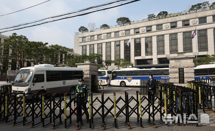 [서울=뉴시스] 김금보 기자 = 경찰관들이 8일 오전 서울 종로구 헌법재판소 정문에서 출입을 통제하고 있다. 2025.04.08. kgb@newsis.com