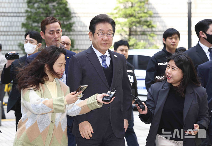[서울=뉴시스] 김근수 기자 = 이재명 더불어민주당 대표가 8일 오전 서울 서초구 서울중앙지방법원에서 열린 대장동 배임 및 성남FC 뇌물 혐의 공판에 출석하고 있다. 2025.04.08. ks@newsis.com
