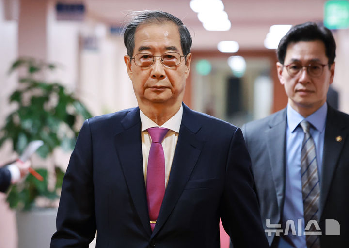 [서울=뉴시스] 최진석 기자 = 한덕수 대통령 권한대행 국무총리가 8일 정부서울청사에서 열린 국무회의에 입장하고 있다. (대통령실통신사진기자단) 2025.04.08. myjs@newsis.com