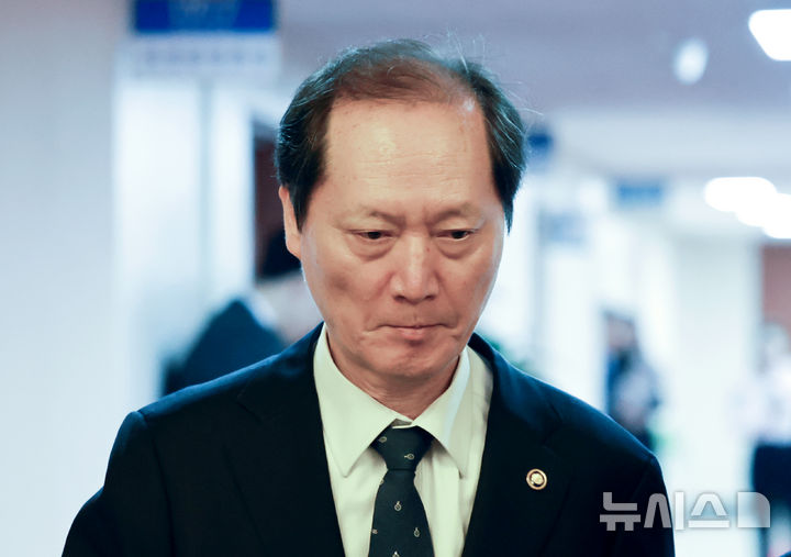 [서울=뉴시스] 최진석 기자 = 헌법재판관 후보자로 지목된 이완규 법체저장이 8일 정부서울청사에서 열린 국무회의에 참석하고 있다. (대통령실통신사진기자단) 2025.04.08. myjs@newsis.com