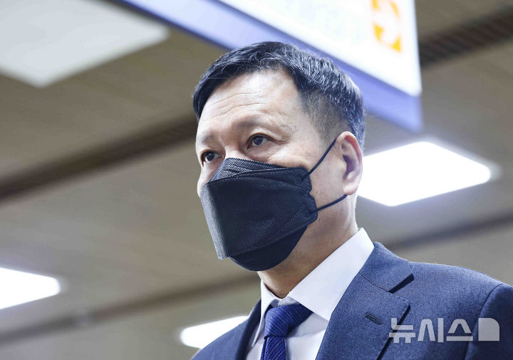 [서울=뉴시스] 김근수 기자 = 구영배 큐텐그룹 대표가 8일 티메프 미정산 사태 초래 혐의로 서울 서초구 서울중앙지방법원에서 열린 1차 공판에 출석하고 있다. 2025.04.08. ks@newsis.com