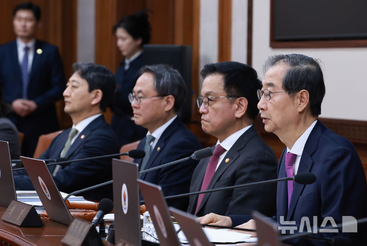 [서울=뉴시스] 최진석 기자 = 한덕수 대통령 권한대행 국무총리가 8일 정부서울청사에서 열린 국무회의를 주재하고 있다. (대통령실통신사진기자단) 2025.04.08. myjs@newsis.com