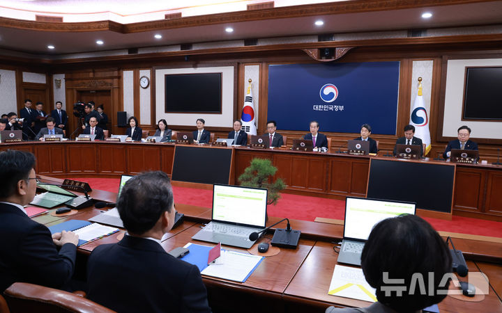 [서울=뉴시스] 최진석 기자 = 한덕수 대통령 권한대행 국무총리가 8일 정부서울청사에서 열린 국무회의를 주재하고 있다. (대통령실통신사진기자단) 2025.04.08. myjs@newsis.com