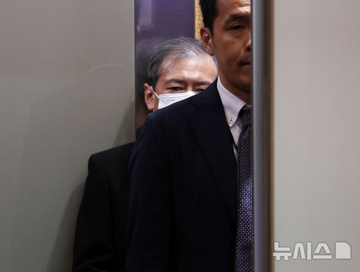 [서울=뉴시스] 배훈식 기자 = 미바에 타이스케 주한일본대사관 총괄공사가 8일 오전 서울 종로구 외교부 청사 승강기에 타고 있다. 외교부는 이날 일본 정부가 외교청서를 통해 독도 영유권을 주장한 것에 미바에 공사를 초치하고 강력한 항의의 뜻을 밝혔다. 2025.04.08. dahora83@newsis.com