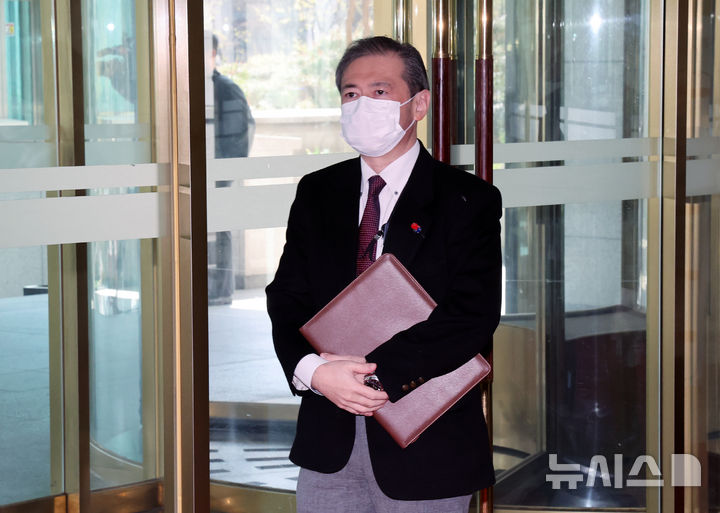 [서울=뉴시스] 배훈식 기자 = 미바에 타이스케 주한일본대사관 총괄공사가 8일 오전 서울 종로구 외교부 청사에 들어서고 있다. 외교부는 이날 일본 정부가 외교청서를 통해 독도 영유권을 주장한 것에 미바에 공사를 초치하고 강력한 항의의 뜻을 밝혔다. 2025.04.08. dahora83@newsis.com