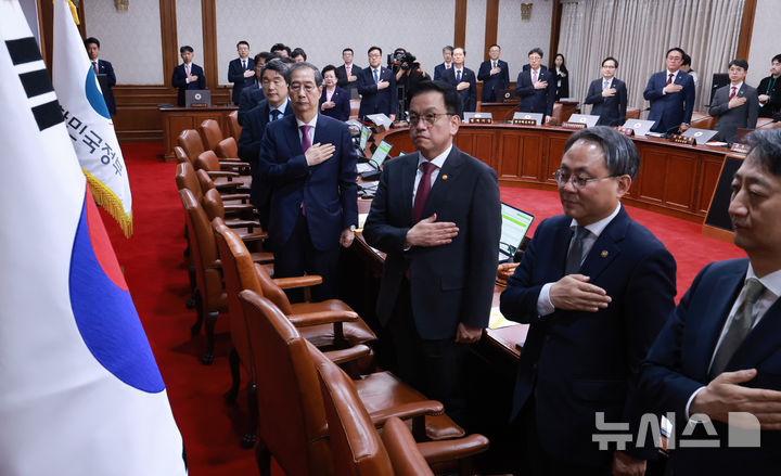 [서울=뉴시스] 최진석 기자 = 한덕수 대통령 권한대행 국무총리가 8일 정부서울청사에서 열린 국무회의에서 국기에 경례하고 있다. (대통령실통신사진기자단) 2025.04.08. myjs@newsis.com