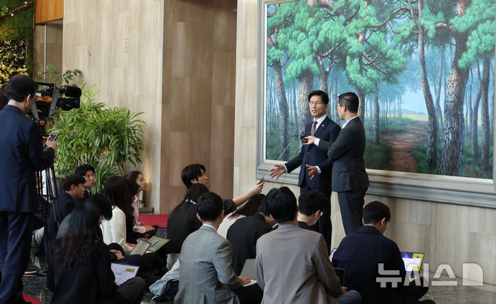 [서울=뉴시스] 김명원 기자 = 보수 대권 잠룡 중 한 명인 김문수 고용노동부 장관이 8일 오전 서울 종로구 정부서울청사에서 국무회의를 마친후 나서며 기자들과 대통령출마와 관련 질의 응답을 하고 있다. 2025.04.08. kmx1105@newsis.com