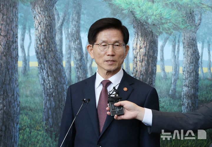 [서울=뉴시스] 김명원 기자 = 보수 대권 잠룡 중 한 명인 김문수 고용노동부 장관이 8일 오전 서울 종로구 정부서울청사에서 국무회의를 마친후 나서며 기자들과 간담회를 하고 있다. 2025.04.08. kmx1105@newsis.com