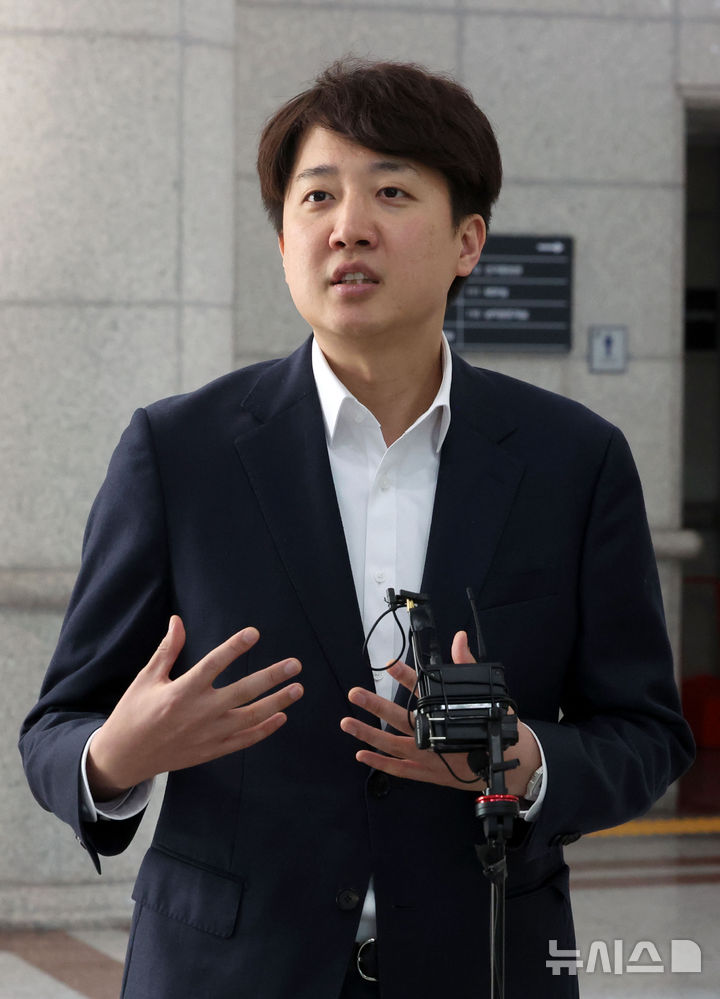 [과천=뉴시스] 김선웅 기자 = 이준석 개혁신당 의원이 8일 경기 과천시 중앙선거관리위원회에서 오는 6월 3일 실시되는 제21대 대통령선거에 예비후보 등록을 마친 뒤 소감과 각오를 말하고 있다. 2025.04.08. mangusta@newsis.com