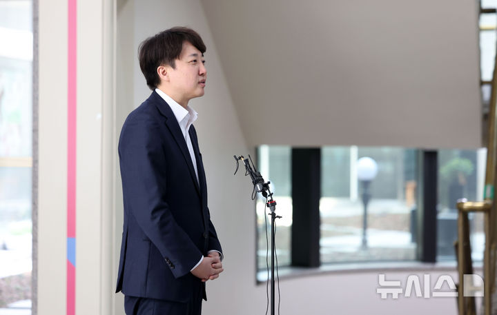 [과천=뉴시스] 김선웅 기자 = 이준석 개혁신당 의원이 8일 경기 과천시 중앙선거관리위원회에서 오는 6월 3일 실시되는 제21대 대통령선거에 예비후보 등록을 마친 뒤 소감과 각오를 말하고 있다. 2025.04.08. mangusta@newsis.com