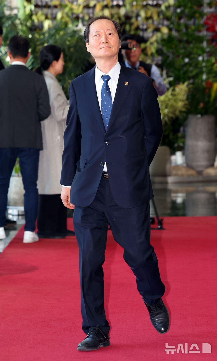 [서울=뉴시스] 최진석 기자 = 헌법재판관 후보자로 지목된 이완규 법제처장이 8일 정부서울청사에서 열린 국무회의 참석을 마친 후 이동하고 있다. 2025.04.08. myjs@newsis.com