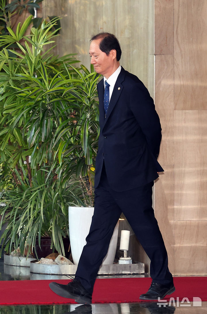 [서울=뉴시스] 최진석 기자 = 헌법재판관 후보자로 지목된 이완규 법제처장이 8일 정부서울청사에서 열린 국무회의 참석을 마친 후 이동하고 있다. 2025.04.08. myjs@newsis.com