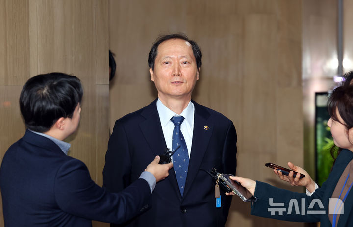 [서울=뉴시스] 최진석 기자 = 헌법재판관 후보자로 지목된 이완규 법제처장이 8일 정부서울청사에서 열린 국무회의 참석을 마친 후 기자들의 질문에 답하고 있다. 2025.04.08. myjs@newsis.com