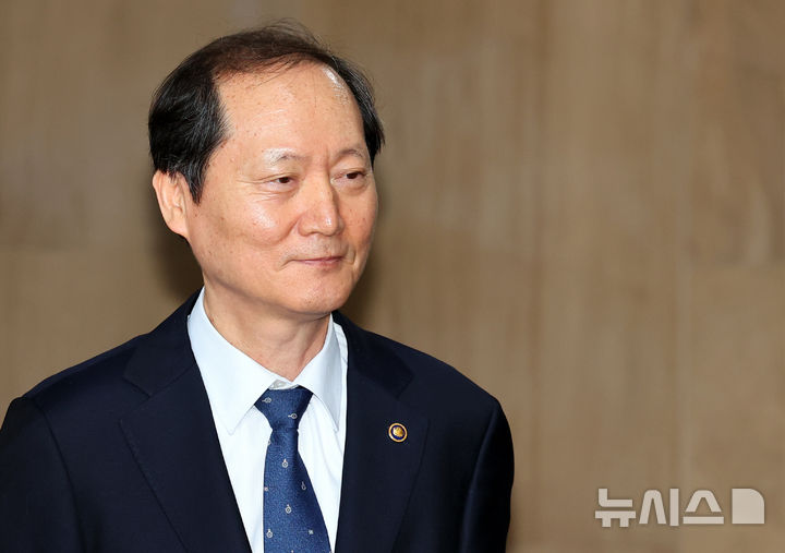 [서울=뉴시스] 최진석 기자 = 헌법재판관 후보자로 지목된 이완규 법제처장이 8일 정부서울청사에서 열린 국무회의 참석을 마친 후 기자들의 질문을 듣고 있다. 2025.04.08. myjs@newsis.com