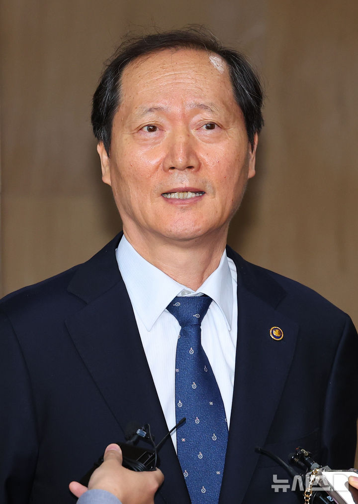 [서울=뉴시스] 최진석 기자 = 헌법재판관 후보자로 지목된 이완규 법체저장이 8일 정부서울청사에서 열린 국무회의 참석을 마친 후 기자들의 질문에 답하고 있다. 2025.04.08. myjs@newsis.com