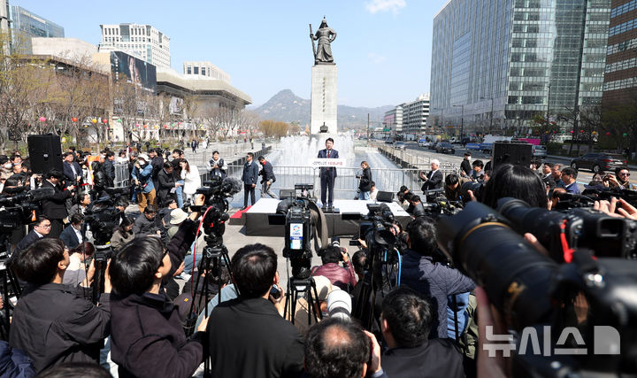 [서울=뉴시스] 추상철 기자 = 안철수 국민의힘 의원이 8일 오전 서울 종로구 광화문광장 이순신동상 앞에서 제21대 대통령 선거 출마 기자회견을 하고 있다. 2025.04.08. scchoo@newsis.com
