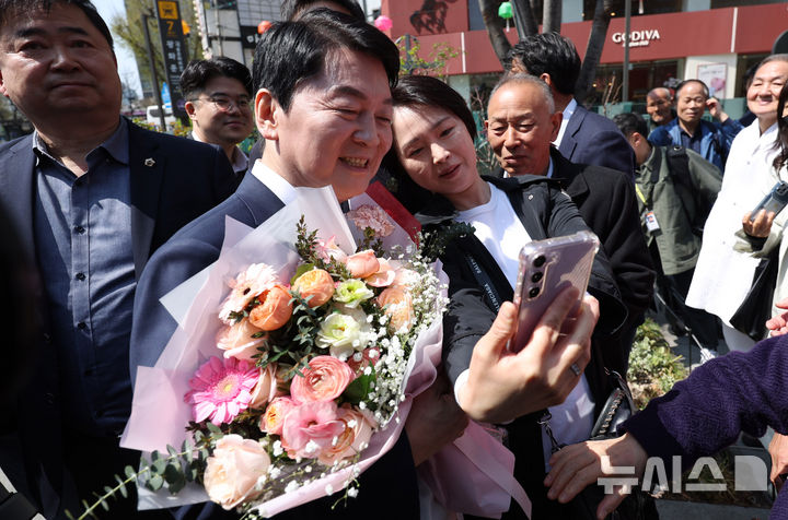 [서울=뉴시스] 추상철 기자 = 안철수 국민의힘 의원이 8일 오전 서울 종로구 광화문광장 이순신동상 앞에서 제21대 대통령 선거 출마 기자회견한 후 지지자와 기념촬영을 하고 있다. 2025.04.08. scchoo@newsis.com