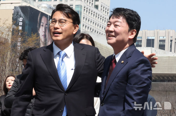 [서울=뉴시스] 추상철 기자 = 안철수 국민의힘 의원이 8일 오전 서울 종로구 광화문광장 이순신동상 앞에서 제21대 대통령 선거 출마 기자회견한 후 윤상현 의원과 인사하고 있다. 2025.04.08. scchoo@newsis.com