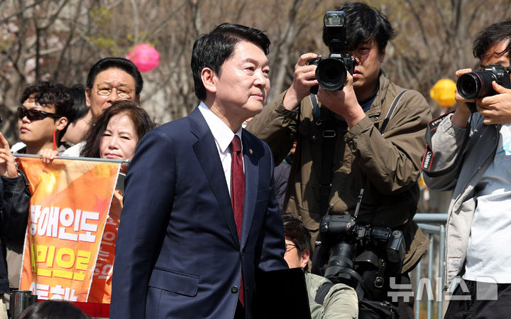 [서울=뉴시스] 추상철 기자 = 안철수 국민의힘 의원이 8일 오전 서울 종로구 광화문광장 이순신동상 앞에서 제21대 대통령 선거 출마 기자회견에 참석하고 있다. 2025.04.08. scchoo@newsis.com