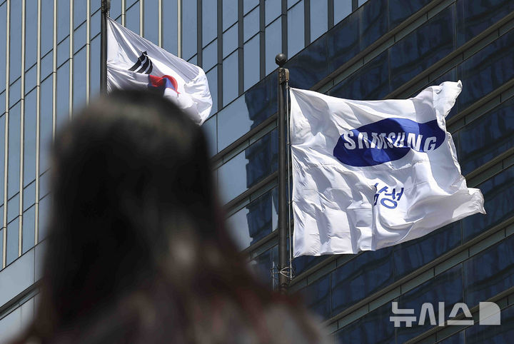 [서울=뉴시스] 김근수 기자 = 8일 서울 서초구 삼성전자 서초사옥에 깃발이 바람에 날리고 있다. 삼성전자가 올해 1분기에 6조원이 넘는 영업이익을 기록하며 시장 기대치를 크게 웃도는 성적을 냈다. 삼성전자는 연결 기준 올해 1분기 영업이익이 6조6천억원으로 지난해 동기보다 0.15% 감소한 것으로 잠정 집계됐다고 8일 공시했다. 2025.04.08. ks@newsis.com