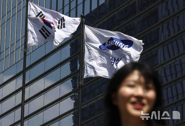 [서울=뉴시스] 김근수 기자 = 8일 서울 서초구 삼성전자 서초사옥에 깃발이 바람에 날리고 있다. 삼성전자가 올해 1분기에 6조원이 넘는 영업이익을 기록하며 시장 기대치를 크게 웃도는 성적을 냈다. 삼성전자는 연결 기준 올해 1분기 영업이익이 6조6천억원으로 지난해 동기보다 0.15% 감소한 것으로 잠정 집계됐다고 8일 공시했다. 2025.04.08. ks@newsis.com