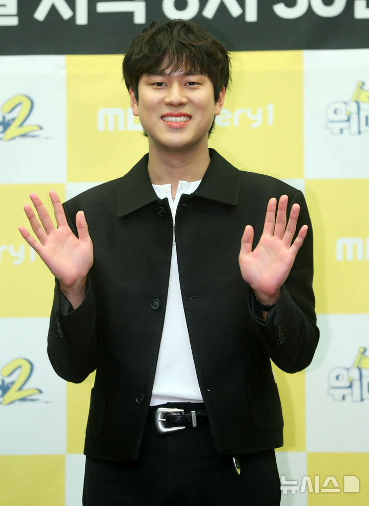 [서울=뉴시스] 김혜진 기자 = 가수 이무진이 8일 오후 서울 마포구 스탠포드 호텔에서 열린 MBC에브리원 예능프로그램 '위대한 가이드2' 제작발표회에서 포즈를 취하고 있다. '위대한 가이드2'는 한국 거주 N년차 대한외국인이 가이드가 되어 모국을 방문하는 여행자들에게 현지인만이 아는 스팟들을 알려주는 여행 리얼리티 프로그램이다. 2025.04.08. jini@newsis.com