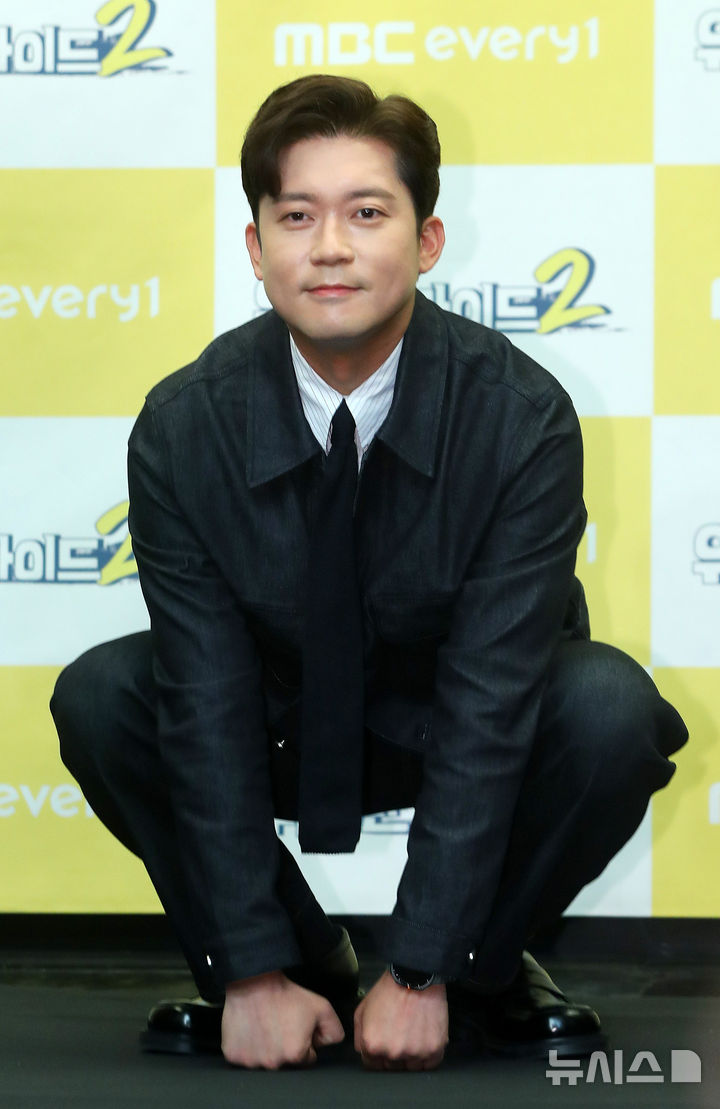 [서울=뉴시스] 김혜진 기자 = 방송인 김대호가 8일 오후 서울 마포구 스탠포드 호텔에서 열린 MBC에브리원 예능프로그램 '위대한 가이드2' 제작발표회에서 포즈를 취하고 있다. 2025.04.08. jini@newsis.com