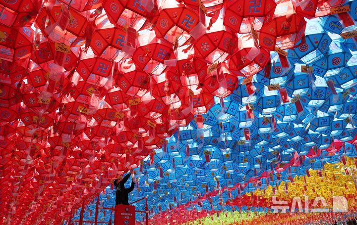 [부산=뉴시스] 하경민 기자 = 8일 부산 부산진구 삼광사에서 한 관계자가 설치된 형형색색의 연등을 점검하고 있다. 부처님 오신 날을 앞두고 경내에 7만여 개의 연등을 설치한 삼광사는 오는 12일 봉축점등대법회를 연 뒤 약 1개월 동안 연등의 불을 밝힐 예정이다. 2025.04.08. yulnetphoto@newsis.com