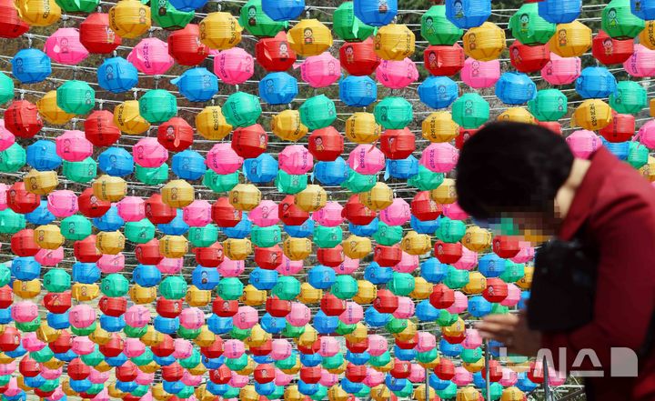 [부산=뉴시스] 하경민 기자 = 8일 부산 부산진구 삼광사를 찾은 한 불자가 형형색색의 연등 아래서 합장하고 있다.&nbsp; 부처님 오신 날을 앞두고 경내에 7만여 개의 연등을 설치한 삼광사는 오는 12일 봉축점등대법회를 연 뒤 약 1개월 동안 연등의 불을 밝힐 예정이다. 2025.04.08. yulnetphoto@newsis.com