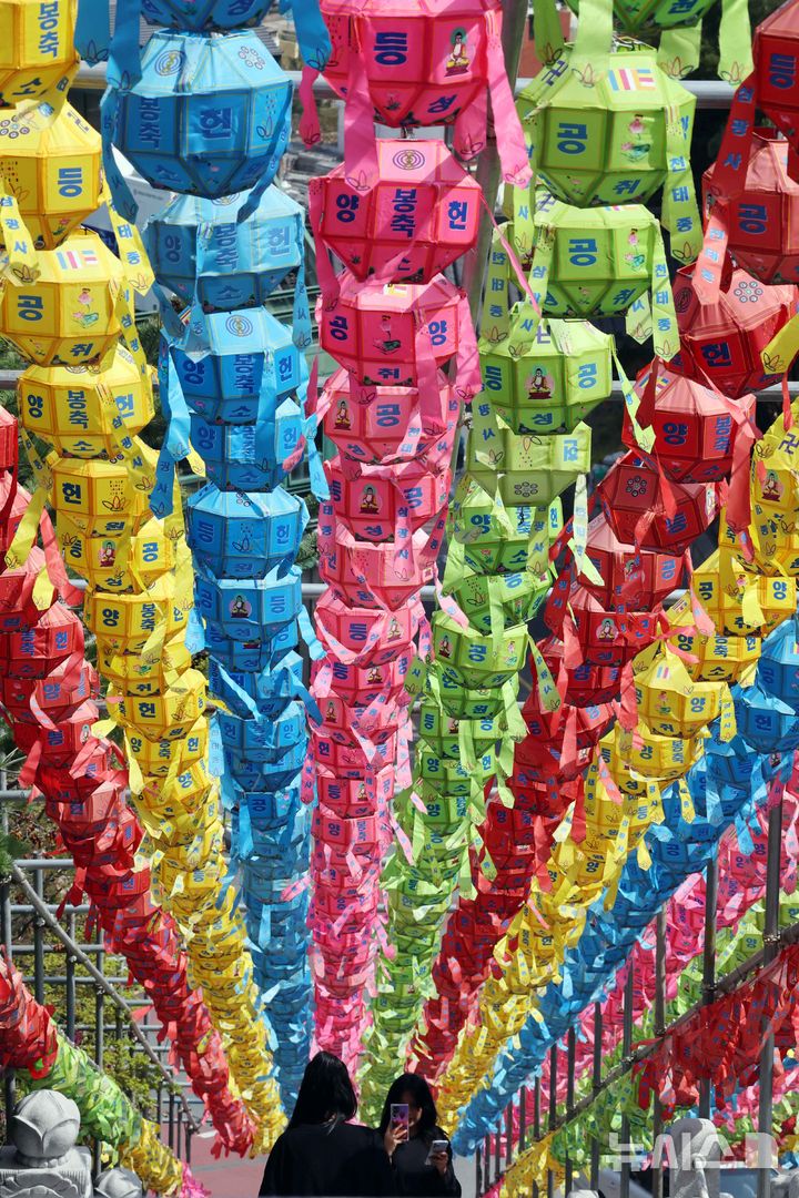 [부산=뉴시스] 하경민 기자 = 8일 부산 부산진구 삼광사를 찾은 외국인 관광객들이 형형색색의 연등을 배경으로 기념사진을 찍고 있다. 부처님 오신 날을 앞두고 경내에 7만여 개의 연등을 설치한 삼광사는 오는 12일 봉축점등대법회를 연 뒤 약 1개월 동안 연등의 불을 밝힐 예정이다. 2025.04.08. yulnetphoto@newsis.com