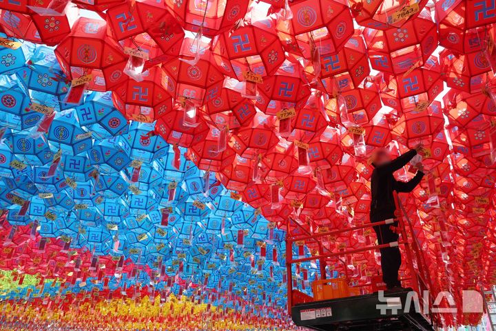 [부산=뉴시스] 하경민 기자 = 8일 부산 부산진구 삼광사에서 한 관계자가 설치된 형형색색의 연등을 점검하고 있다. 부처님 오신 날을 앞두고 경내에 7만여 개의 연등을 설치한 삼광사는 오는 12일 봉축점등대법회를 연 뒤 약 1개월 동안 연등의 불을 밝힐 예정이다. 2025.04.08. yulnetphoto@newsis.com