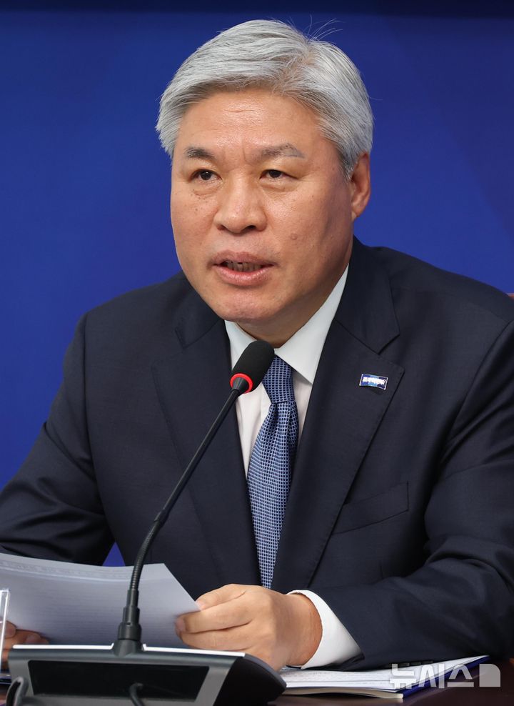 [서울=뉴시스] 조성봉 기자= 조국혁신당 혁신정책연구원 원장인 서왕진 의원이 지난달 8일 오후 서울 여의도 국회에서 열린 12.3 내란으로 인한 경제 충격과 대응방안 토론회에서 발언을 하고 있다. 2025.04.08. suncho21@newsis.com