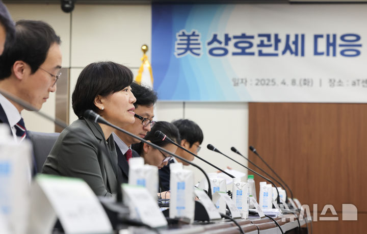 [서울=뉴시스] 황준선 기자 = 송미령 농림축산식품부 장관이 8일 오후 서울 서초구 aT센터에서 열린 美 상호관세 대응 K-Food+ 수출기업 간담회에서 발언하고 있다. 2025.04.08. hwang@newsis.com