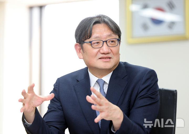 [서울=뉴시스] 김금보 기자 = 권기섭 경제사회노동위원회 위원장이 지난 11일 종로구 경제사회노동위원회에서 뉴시스와 인터뷰를 하고 있다. 2025.04.11. kgb@newsis.com