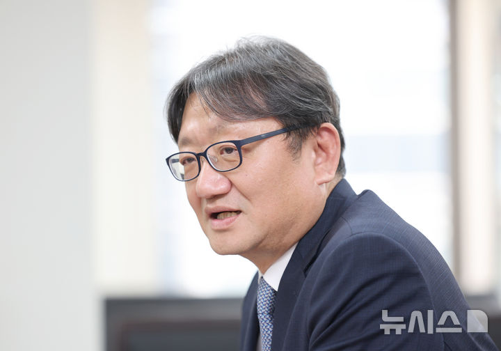 [서울=뉴시스] 김금보 기자 = 권기섭 경제사회노동위원회 위원장이 지난 11일 종로구 경제사회노동위원회에서 뉴시스와 인터뷰를 하고 있다. 2025.04.11. kgb@newsis.com